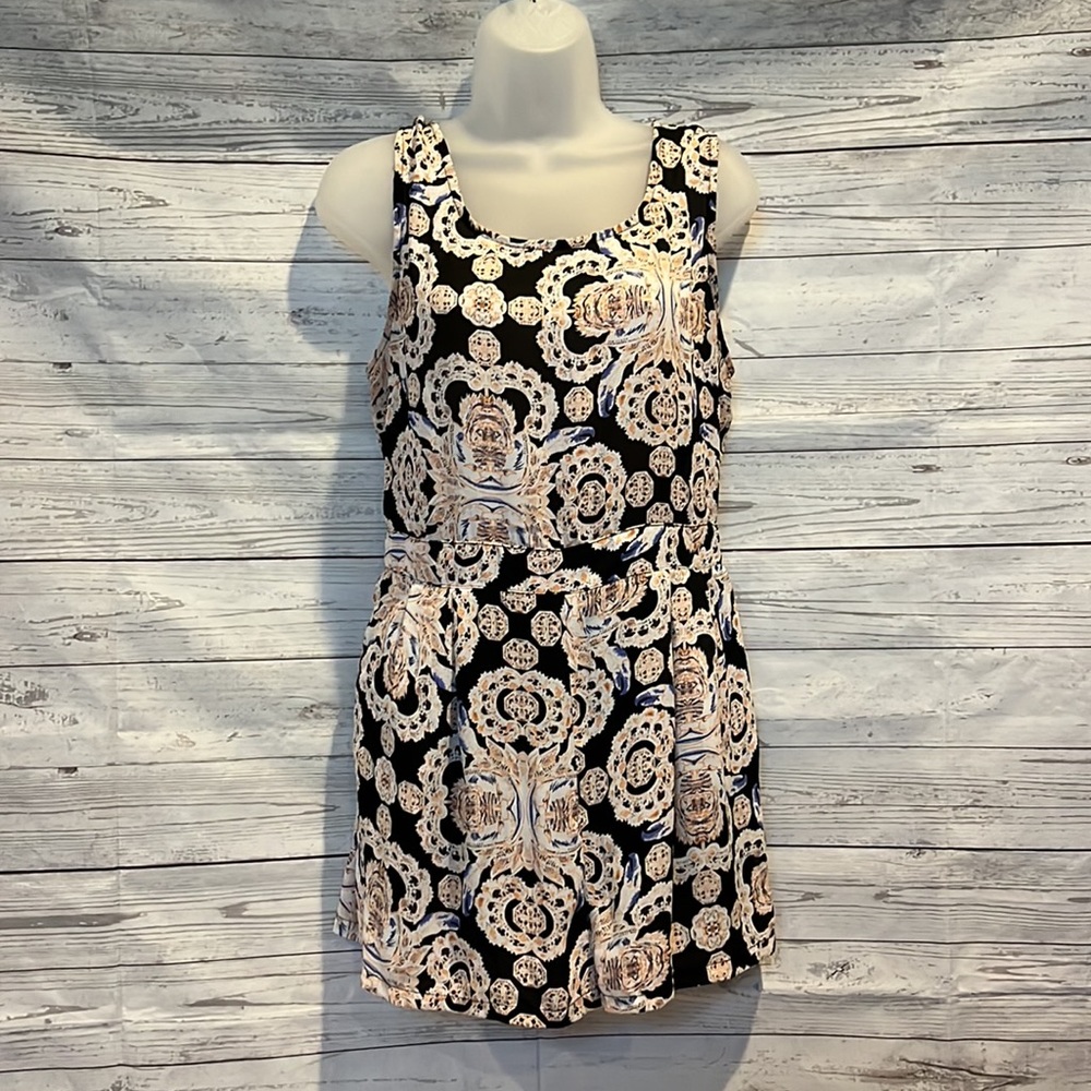 Forever 21 Contemporary romper in a black and blush pattern. Size L 🌸🖤